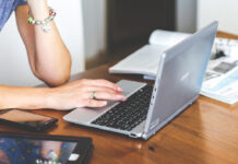 mujer computadora