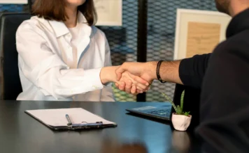 Menos vacantes, más exigencia: qué perfiles buscan las empresas entrevista laboral